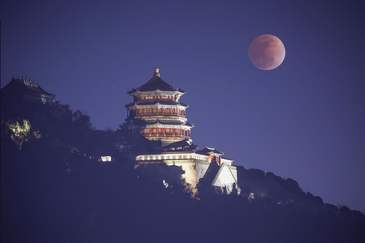 月全食之夜，颐和园佛香阁与红月同框