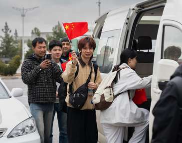 从伊朗撤离的25名中国公民经土库曼斯坦启程回国