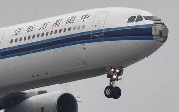 南航一客机起飞后遭鸟击返航上海，机头雷达罩疑受损严重