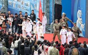 多型舰艇齐聚上海并对民众开放