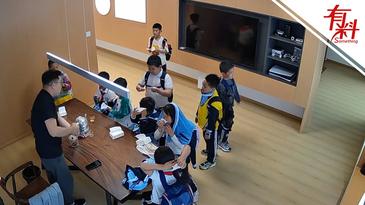 突降大雨灯具店老板邀小学生进店避雨 结果引来“一打”小朋友