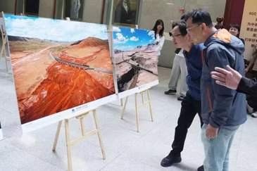 全国高校师生铁路摄影展在北交大举行