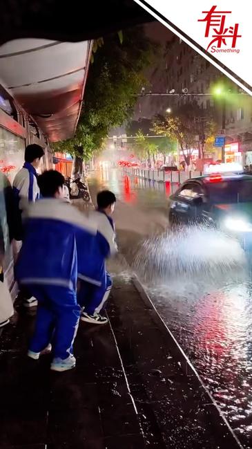 快乐从不需要刻意修饰 雨天里和朋友并肩就已足够耀眼