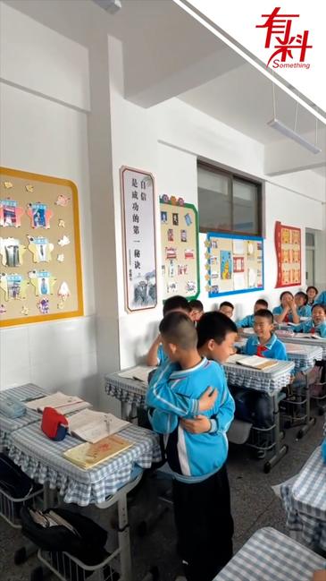 童年最纯粹的情谊：男孩术后返校 同学们挨个拥抱鼓励