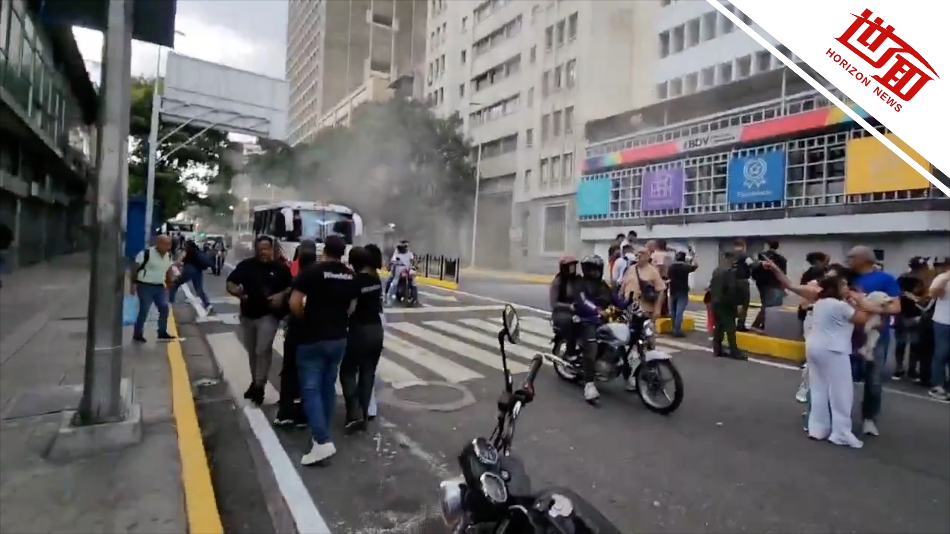 国际｜委内瑞拉发生7级左右地震：街道尘烟弥漫