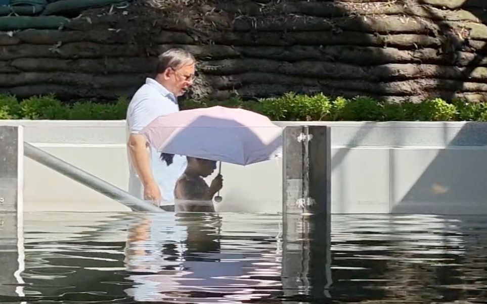 视频丨北京街头出现200米长“水族箱”，设计师太天才