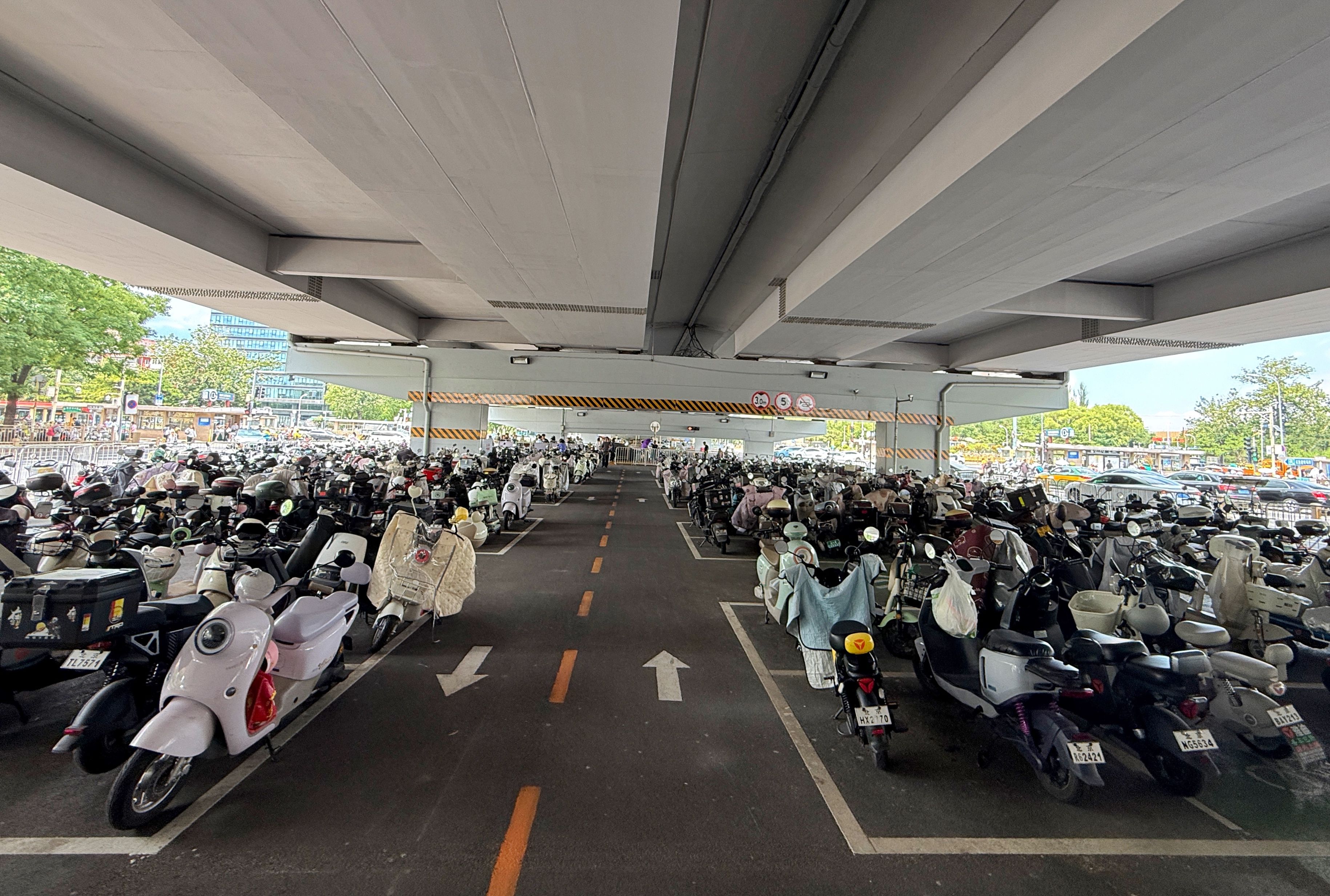 五棵松新增两千余非机动车位，四道口全域实现“灯看车”动态配时