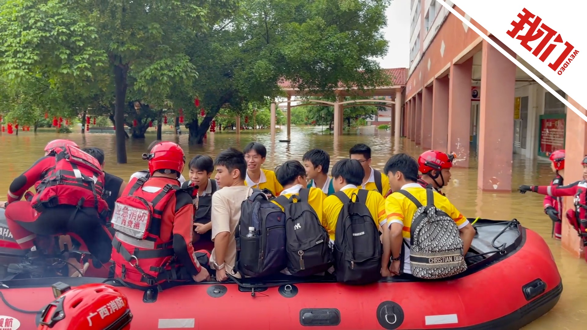 贵港一学校约6000名学生被洪水围困，实拍消防人员前往转运