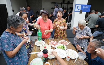 视频｜风雨同舟，饺子有情！神堂峪安置点上演暖心团圆饭
