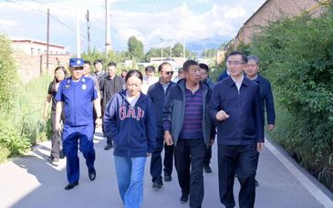 青海省省长到镇政府机关，突击检查汛期值班值守