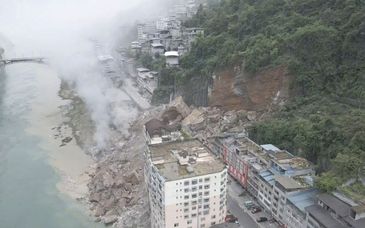 重庆彭水发生山体垮塌 多栋民房受损 有人员被埋
