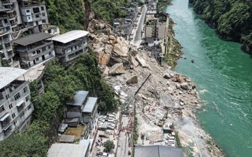 重庆彭水山体崩塌多栋民房被掩埋 现场已搜救出7名被困者