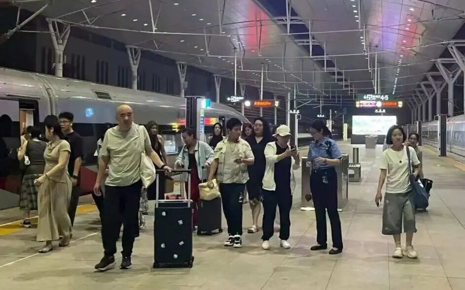 三趟列车深夜始发，国铁北京局暑期第二次开行“歌迷专列”
