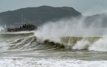 超16级阵风、特大暴雨，中央气象台发布今年首个台风红色预警