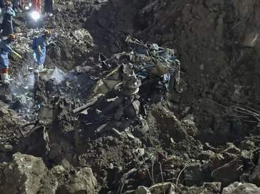 重庆彭水山体崩塌灾害救援现场找到的客运中巴残骸发现人体残骸
