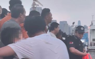 “天津之眼”摩天轮附近两人落水，目击者：母亲和11岁儿子先后被打捞上岸