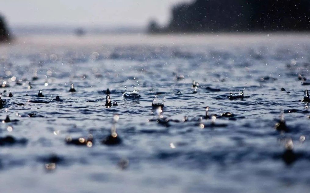 “台风雨”已影响天津至河北邯郸一带，傍晚前后北京降雨逐渐增强