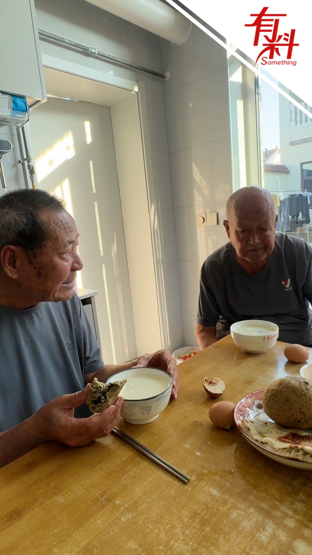 101岁父亲喊82岁儿子吃饭：有爸妈在，就永远是孩子