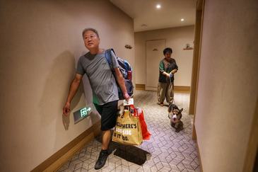视频｜迎战暴雨！天宫院辛店小区半地下住户携宠物同步转移安置