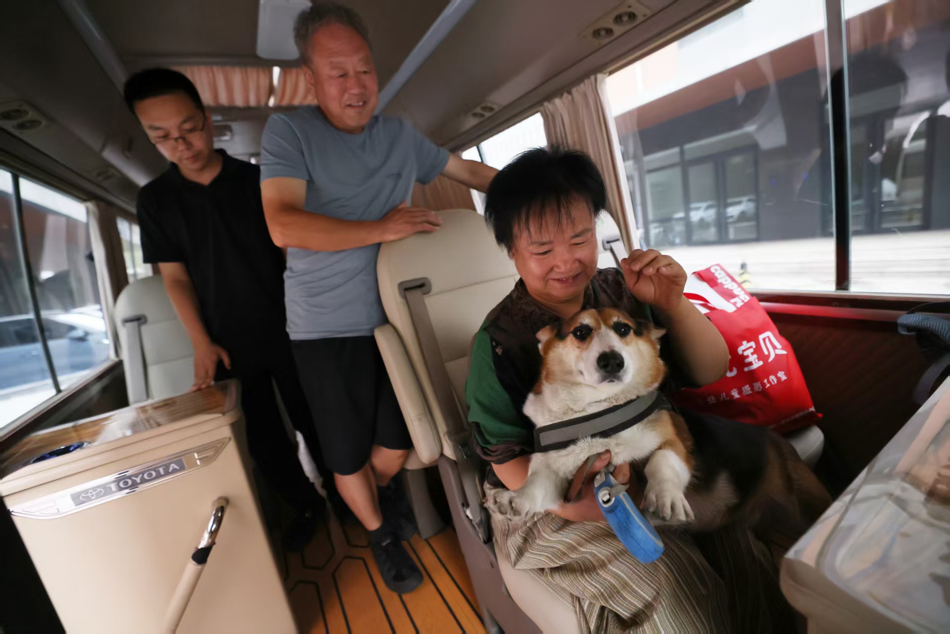 大兴30年老小区防汛转移：低洼区域住户撤了，狗和猫也一起带着