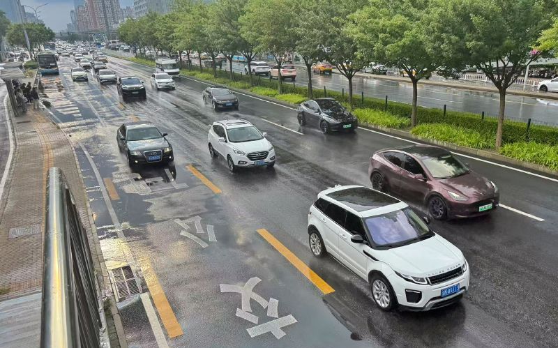 早高峰北京降雨明显，路网整体畅通，交警提醒：公交车道继续开放