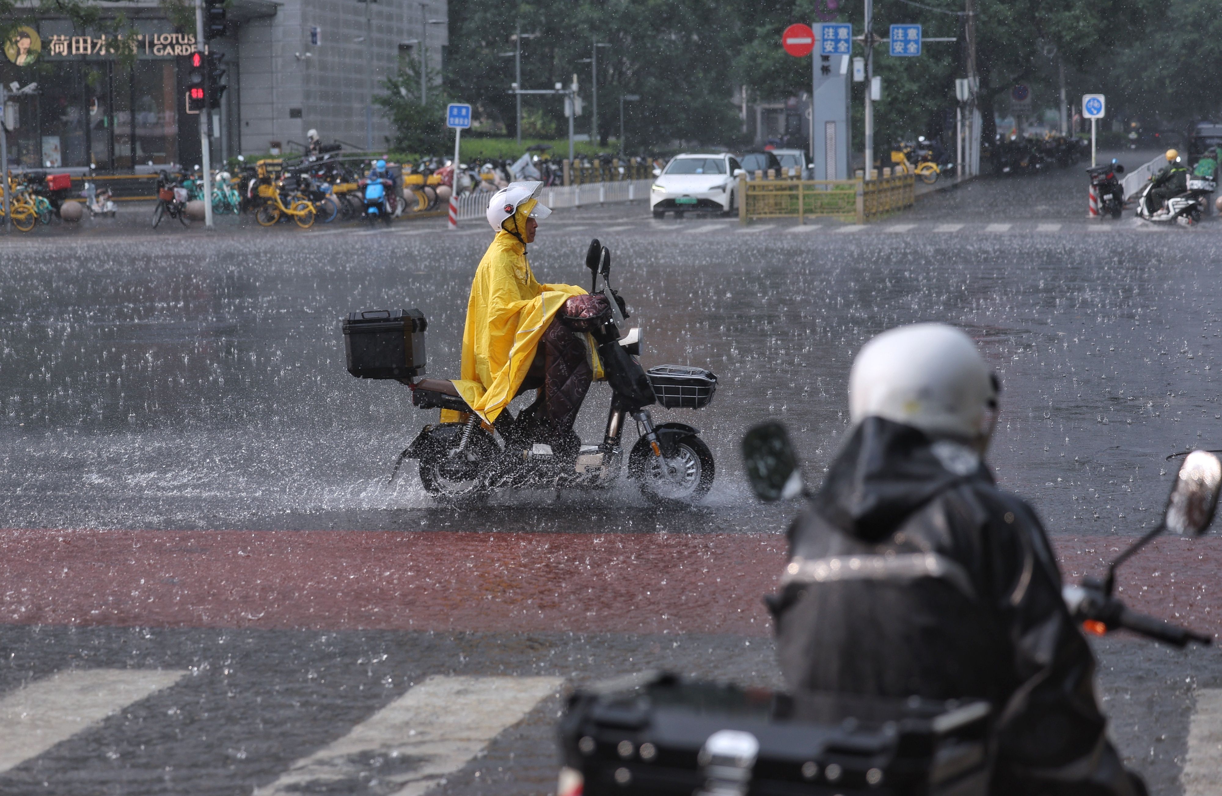 雨带斜穿北京，气象专家解读本轮“台风雨”为何分布不均