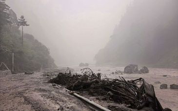 吉隆泥石流灾害系因尼泊尔一条冰川断裂发生冰岩崩