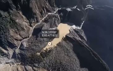 面积仍在扩大、溃泄风险较高 西藏吉隆口岸上游堰塞湖最新画面公布