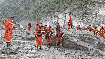 视频丨吉隆口岸搜救现场，救援人员就地肃立、垂首致哀