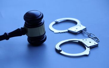 向法官转账3万元被退回后诬陷其受贿，两人被追究刑责