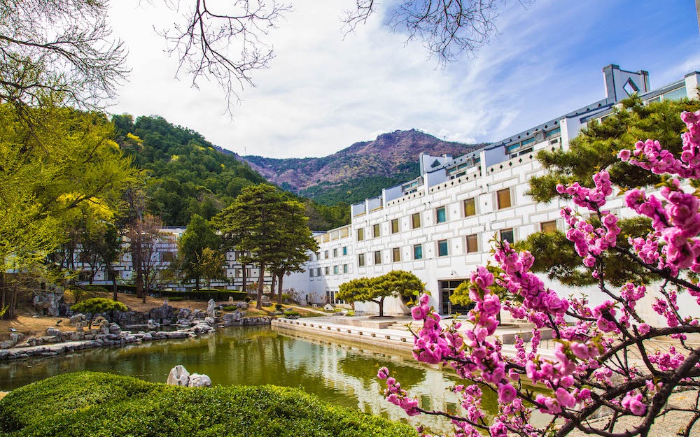 香山饭店是建筑大师贝聿铭在中国内地的第一件设计作品,不仅寄托了其