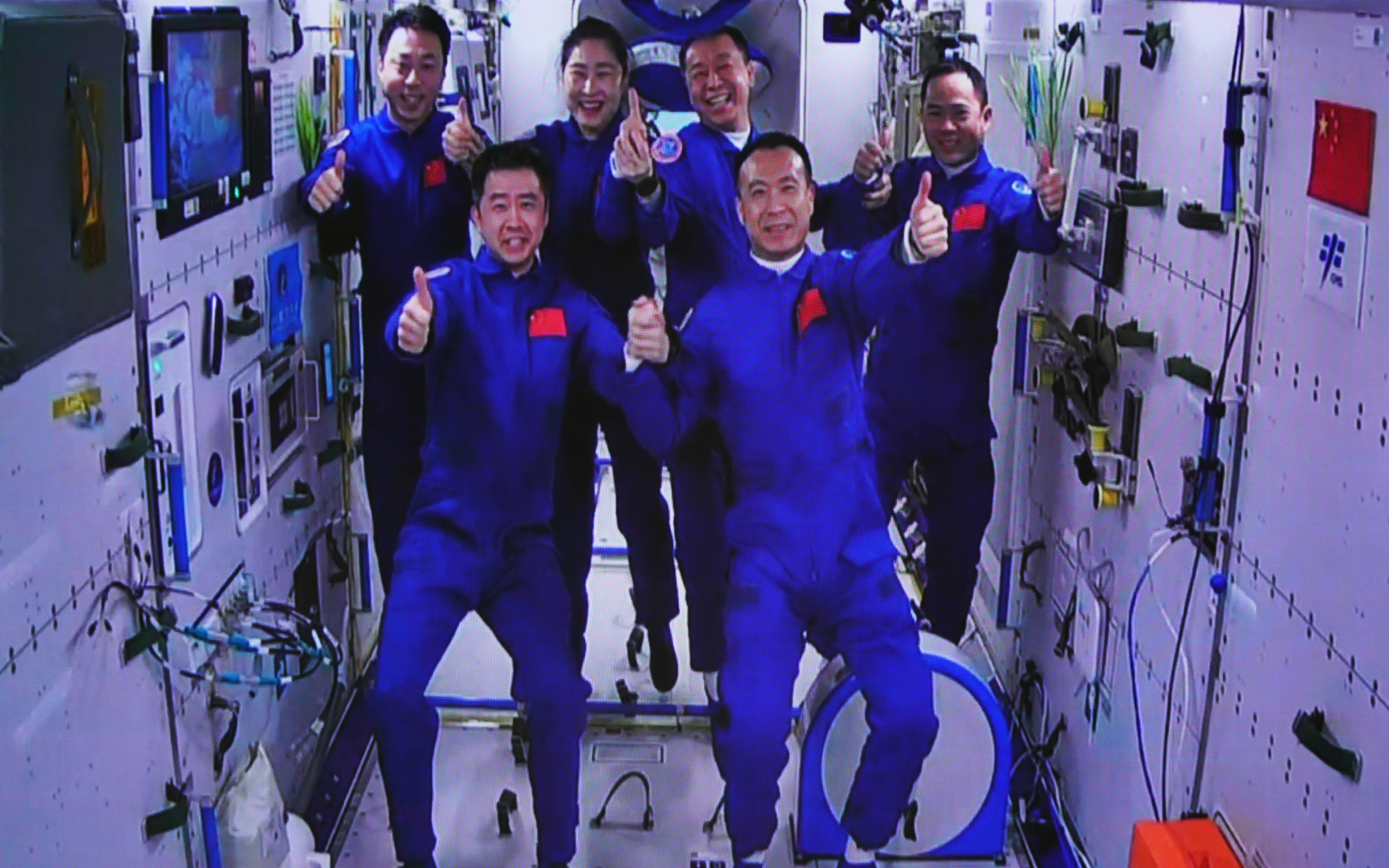 6名航天员会师，中国太空探索历史性一刻｜新京报快评