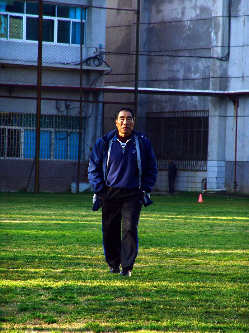 五六十岁时，李松海依然在门前树模倒地扑救｜逝者 — 新京报