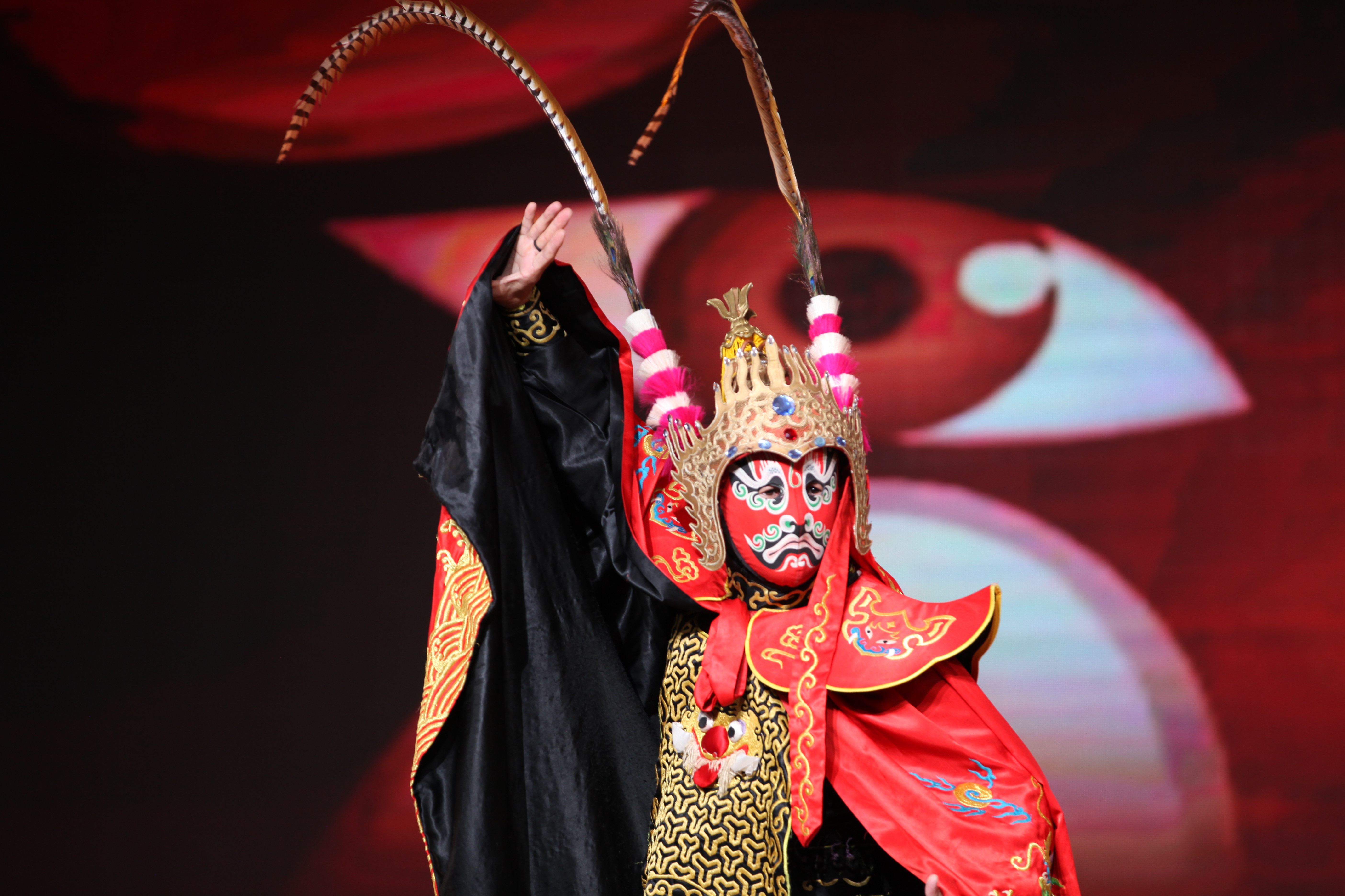 本场演出在舞蹈《秋韵》中拉开帷幕,在秋夜的聚光灯下,川剧变脸表演