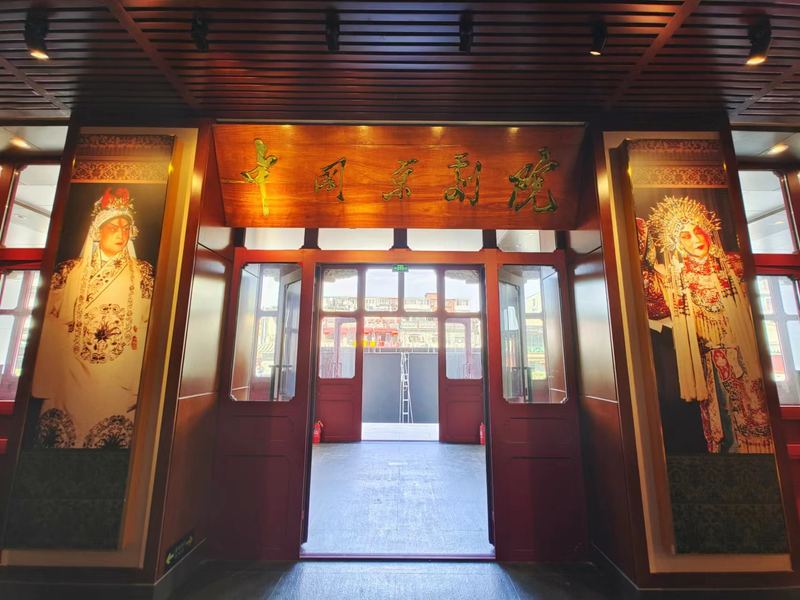 北京人民剧场一层大厅，挂有“中国京剧院”的牌匾。 新京报记者 浦峰 摄