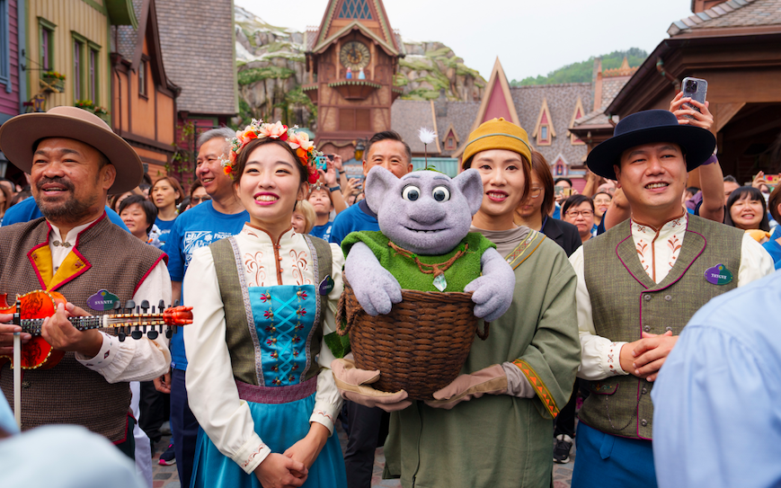 揭秘！香港迪士尼耗时7年打造全球首个冰雪奇缘主题园区今日开幕