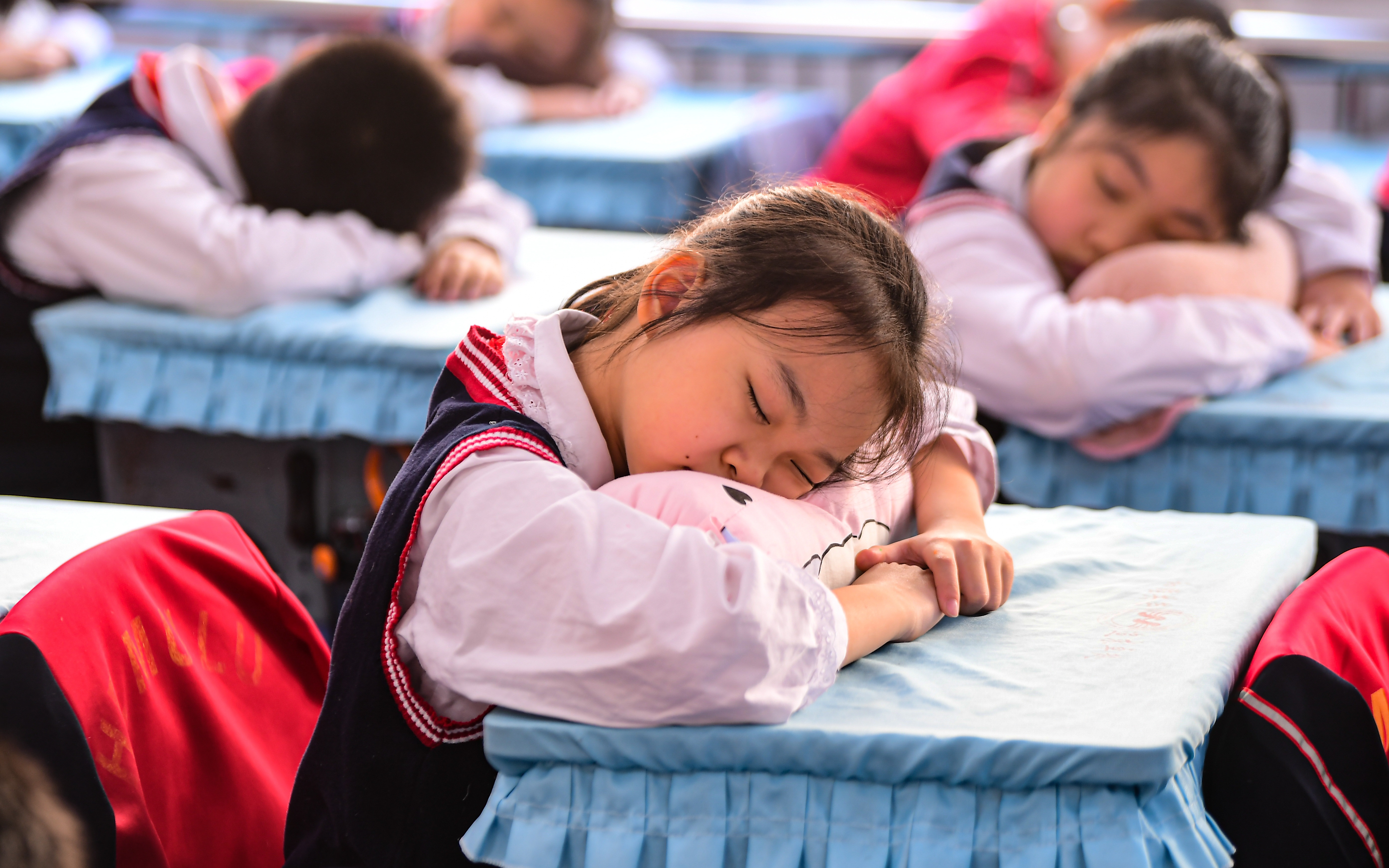 讓中小學生“趴睡”變“躺睡”，稱得上“最暖建議”|兩會評論區