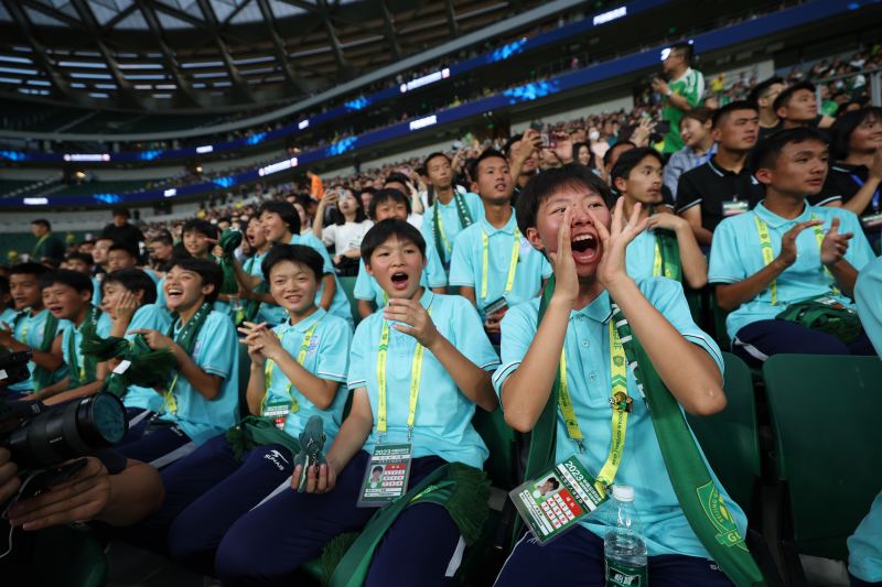 黔西南州青少年足球队观看中超比赛，“以后也想来北京踢球”