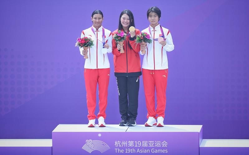 一个摔了两年苦练大招、一个摔断牙齿，她们站上亚运会滑板领奖台 — 新京报