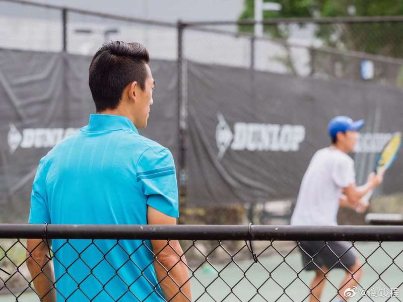 来看看商竣程超绝反压力：准备！滑步！顺便转身接个球_19岁商竣程澳网外卡_商竣程澳网备战