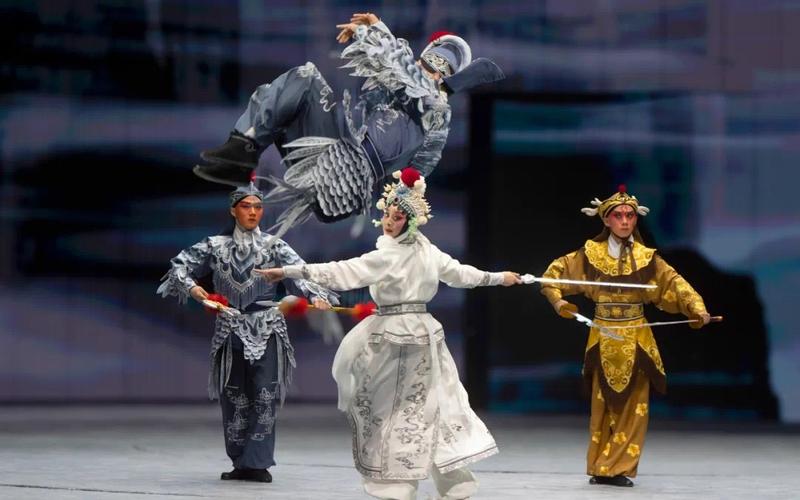 国家大剧场制作京剧《白蛇传》首演，泛起戏曲美学独占工笔之美 — 新京报