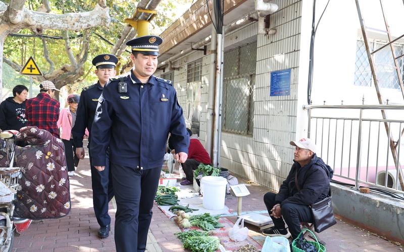 看风使舵配置惠农便夷易近摊点，青岛城管让都市更紧张