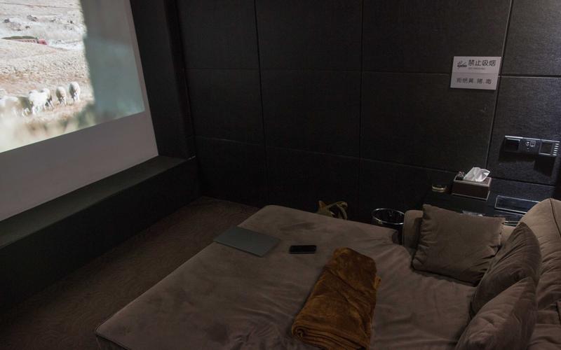 “夷易近众影院”哪能果真打色情擦边球