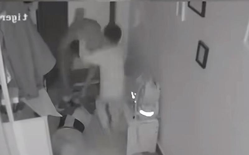 女子向妻挥刀儿子拦阻，一句“扭曲”过轻佻