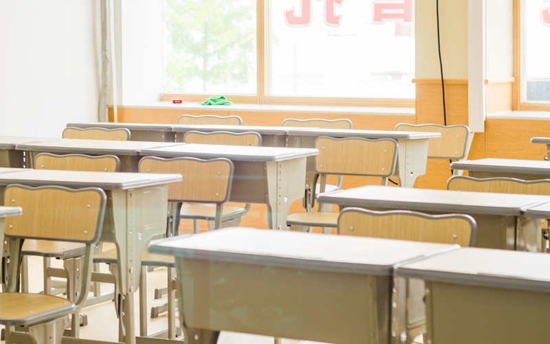 给学生戴“小蜜蜂”，别又是一个“秦朗丢作业使命”