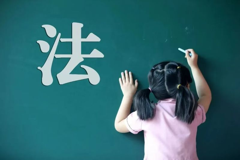 给踢打羞辱者的副短处寄锦旗，读懂网友“话中有话”