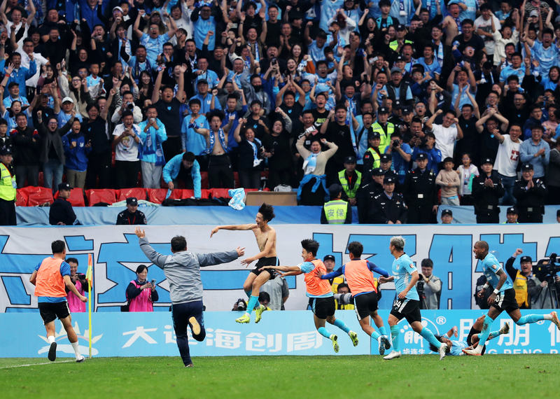 大连英博乐成冲超，超6万人不雅战创中甲上座新记实 — 新京报