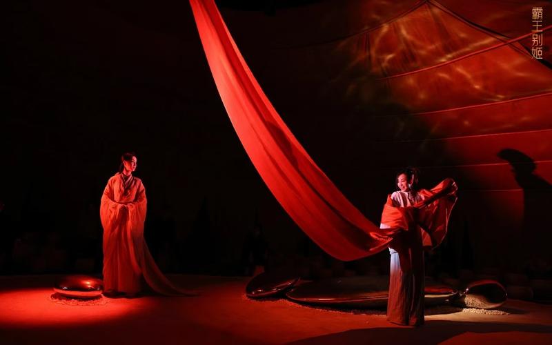 《霸王别姬》再登人艺小剧场，以女性视角转折“历史的万花筒” — 新京报