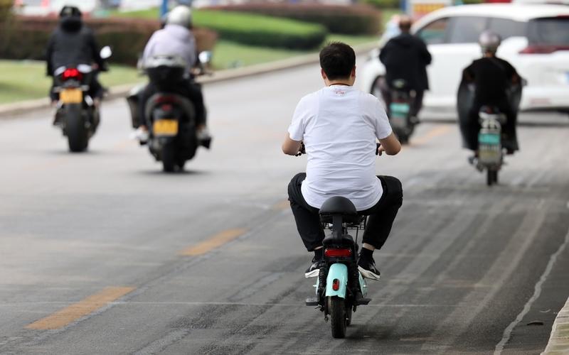 化精血汗管住狂飙的“小电驴”