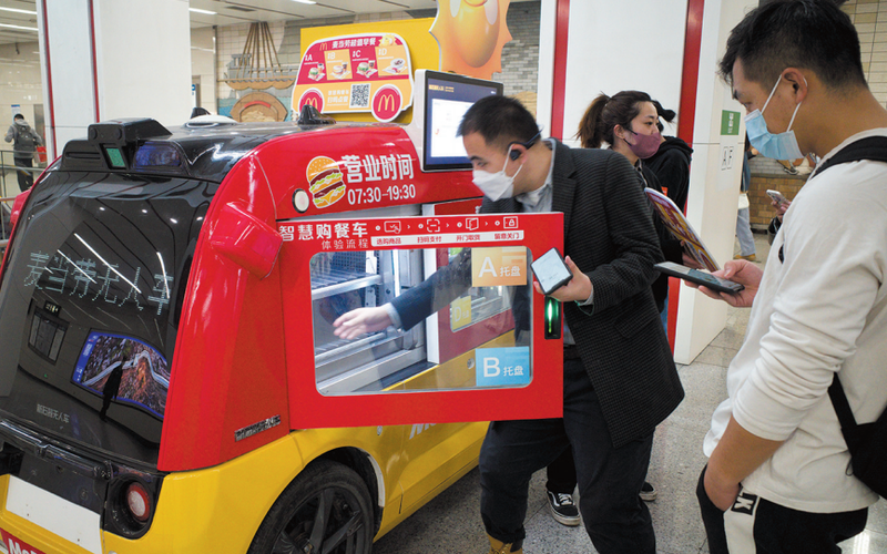 快餐车“开”进地铁站，通勤路上也有烟火气